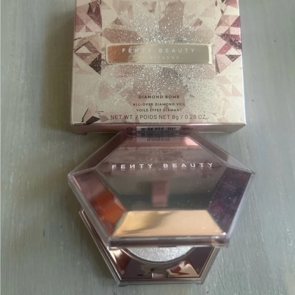 Fenty Beauty Diamond Bomb All-Over Diamond Veil in the shade "How Many Carats?!" - Picture 6 of 12